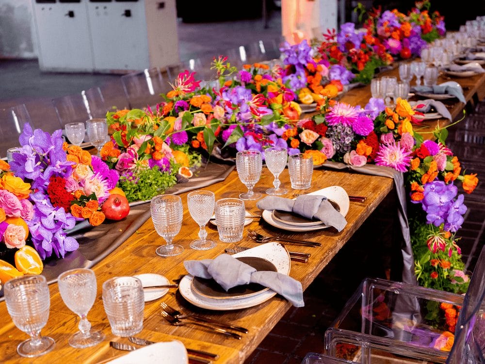 borddekorationer med flerfarvede blomster