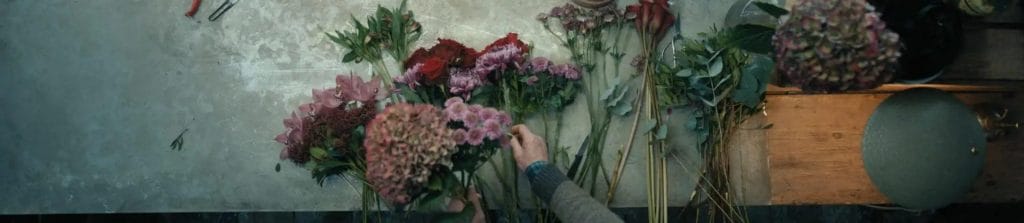 en blomsterhandler laver et blomsterarrangement