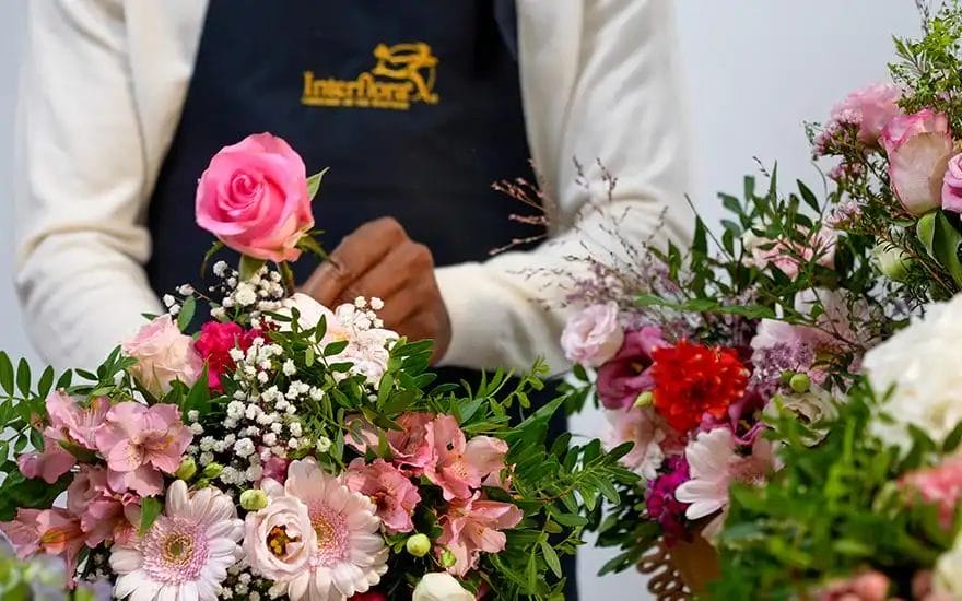 en blomsterhandler forbereder et blomsterarrangement