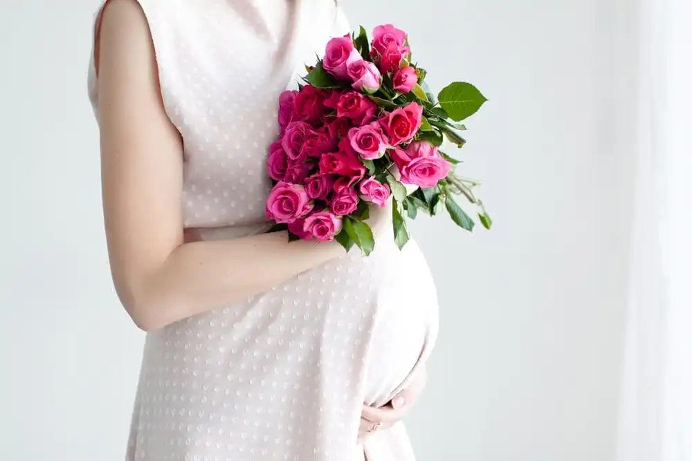 en gravid kvinde med roser