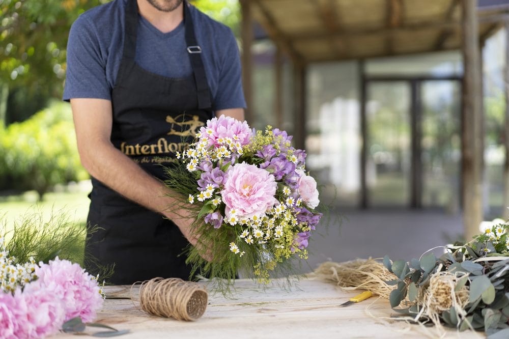 Florist binder lyserød og lilla Mors Dag-buket