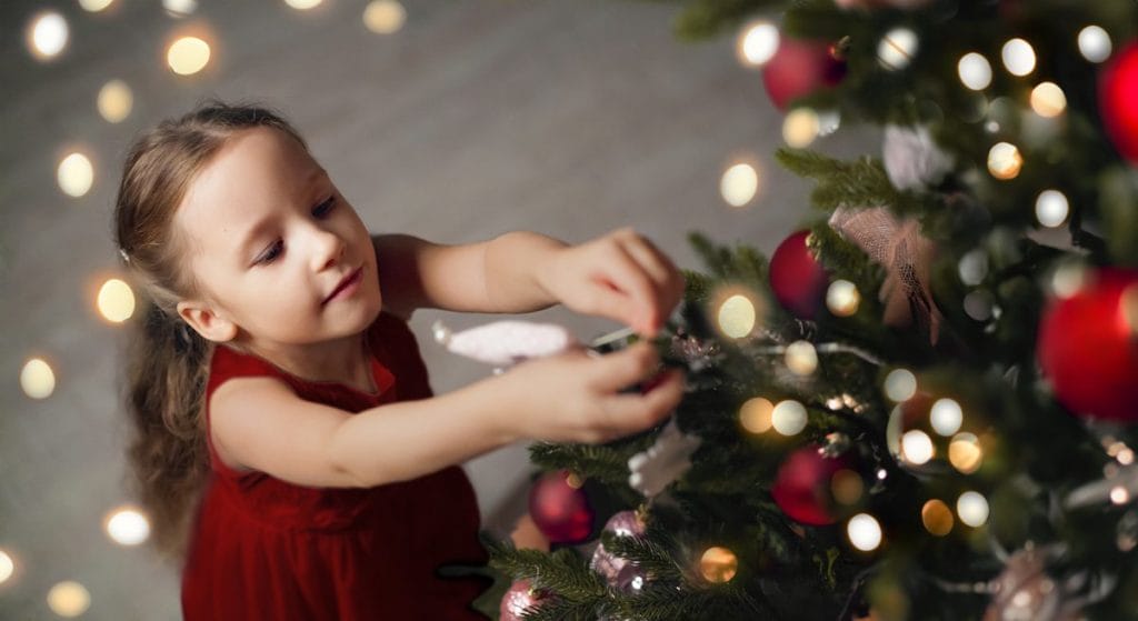 En pige pynter juletræet