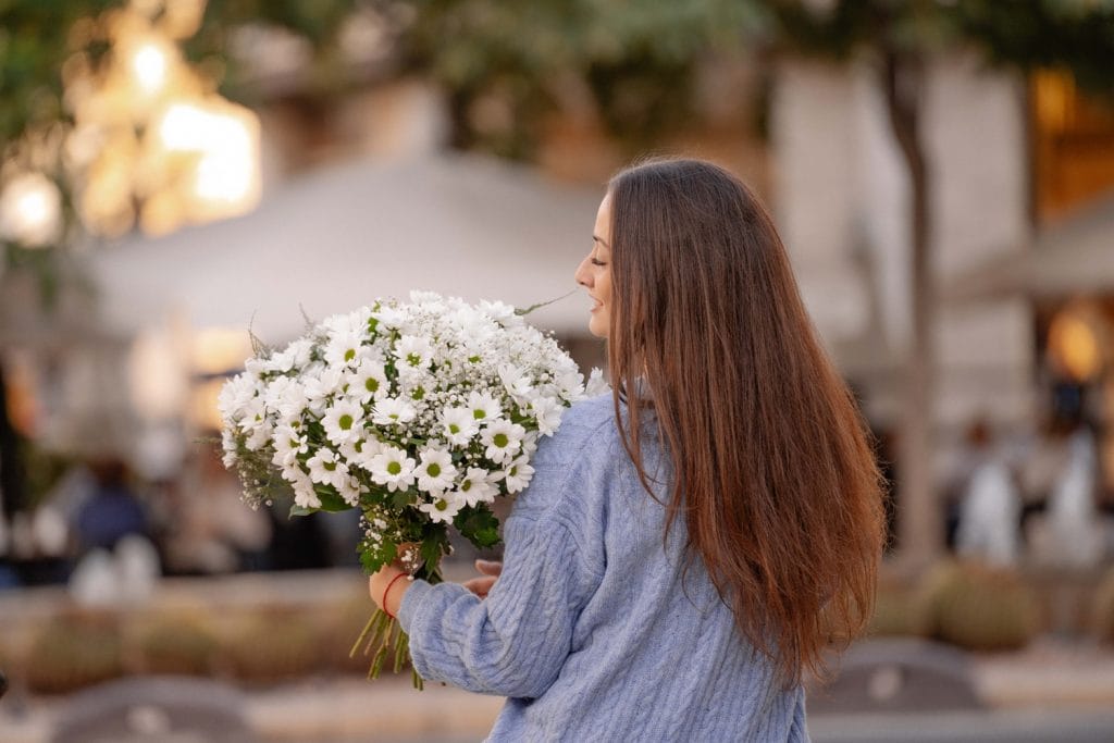 Kvinde med en buket af hvide blomster