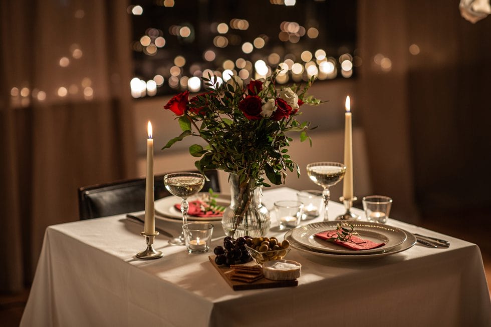 romantisk opdækket bord til Valentinsdag med levende lys og vinglas