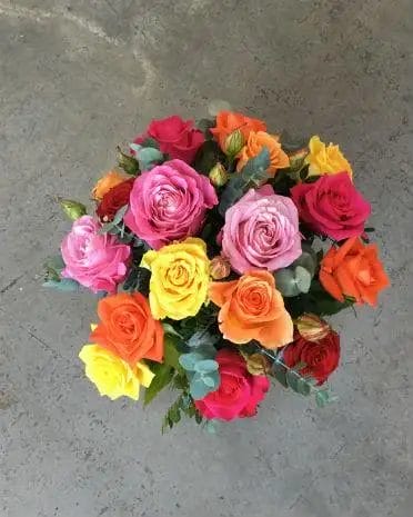 flerfarvet arrangement af roser
