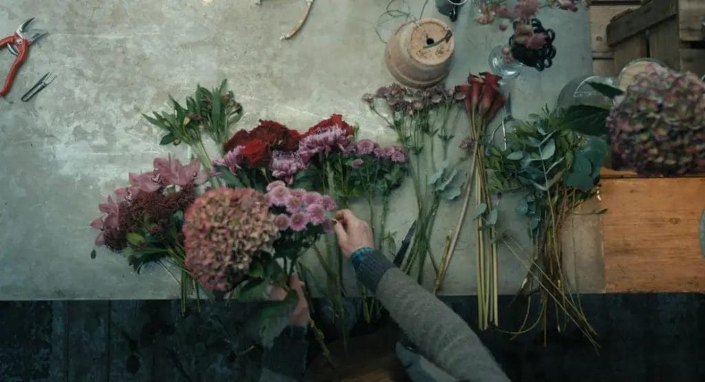 blomsterhandler, der forbereder et arrangement
