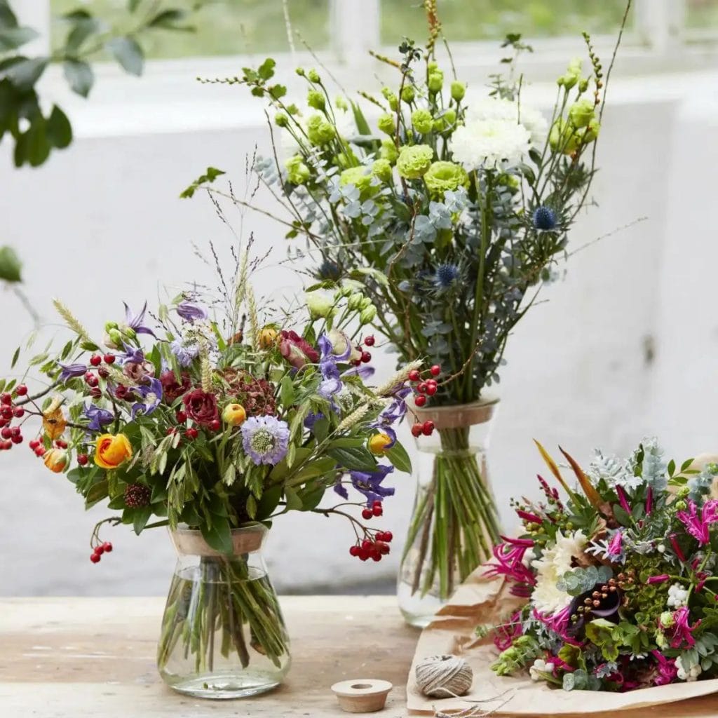 forskellige landlige buketter i vaser