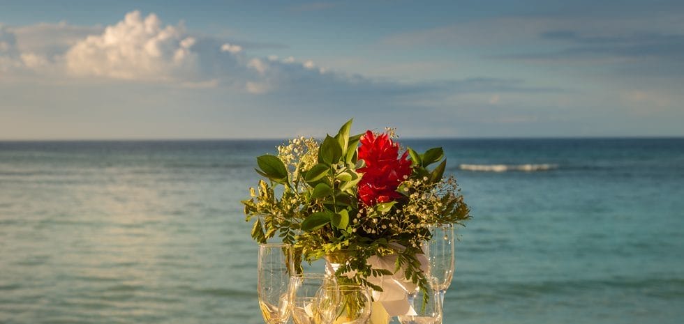 Romantisk bord på stranden Valentinsdag