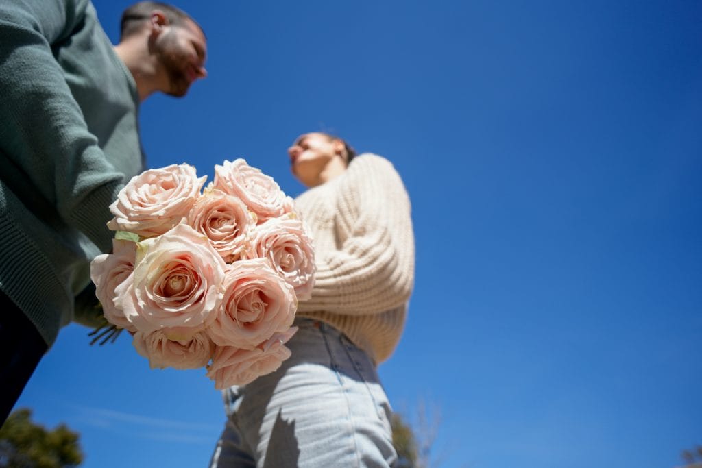 Par i en park på valentinsdag