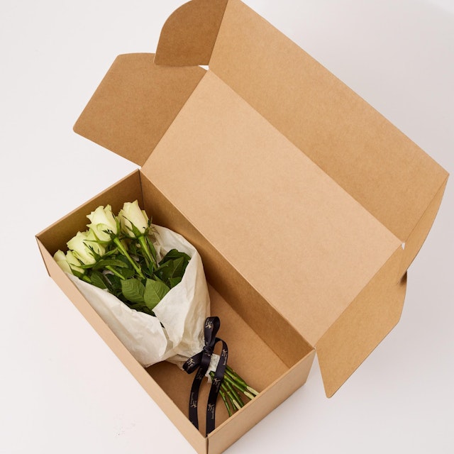 Rosebuket i hvid - leveres i gaveboks med DAO