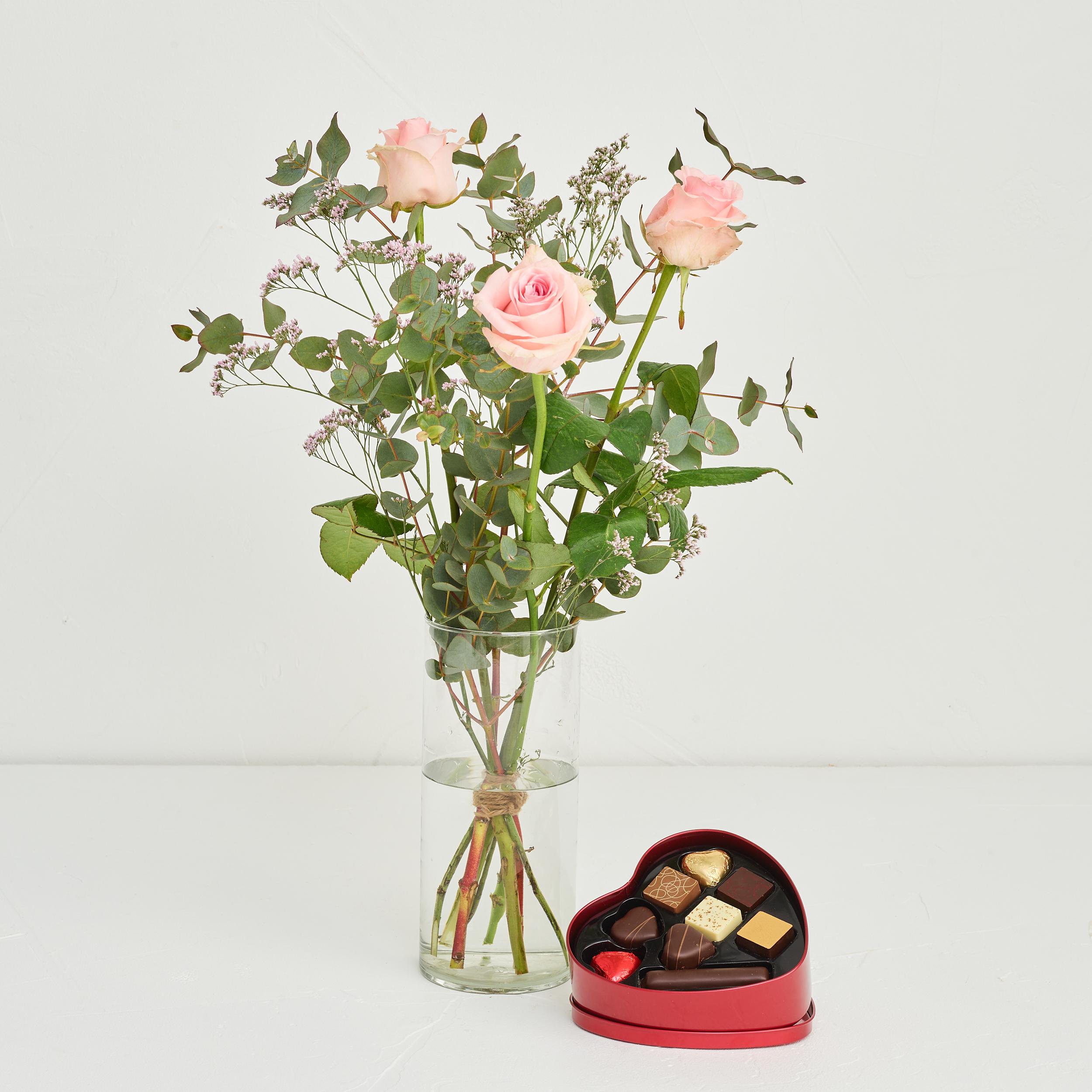 Den søde valentinsbuket - lyserøde roser med metalhjerte