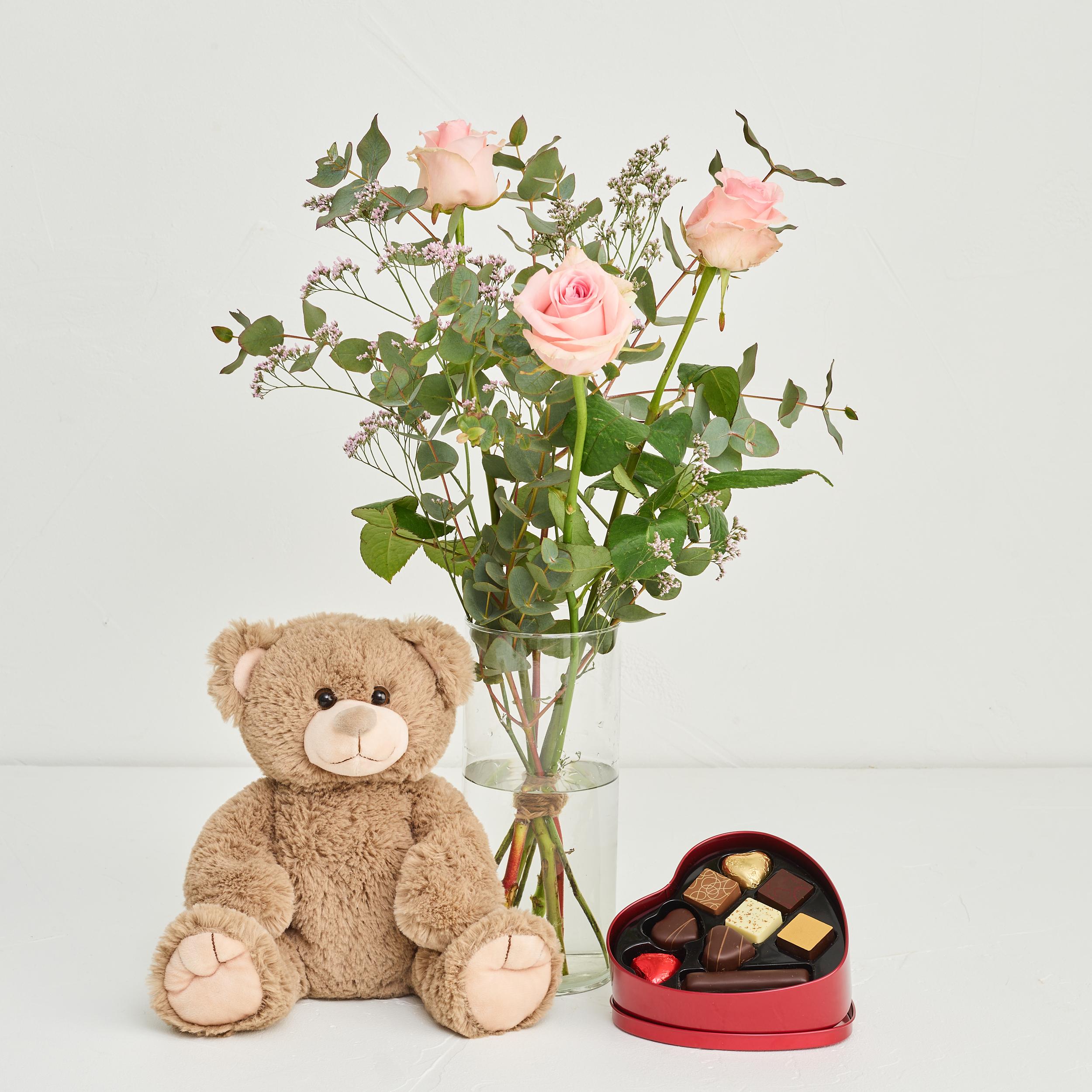 Den søde valentinsbuket - lyserøde roser med hjerte med chokolade og bobo