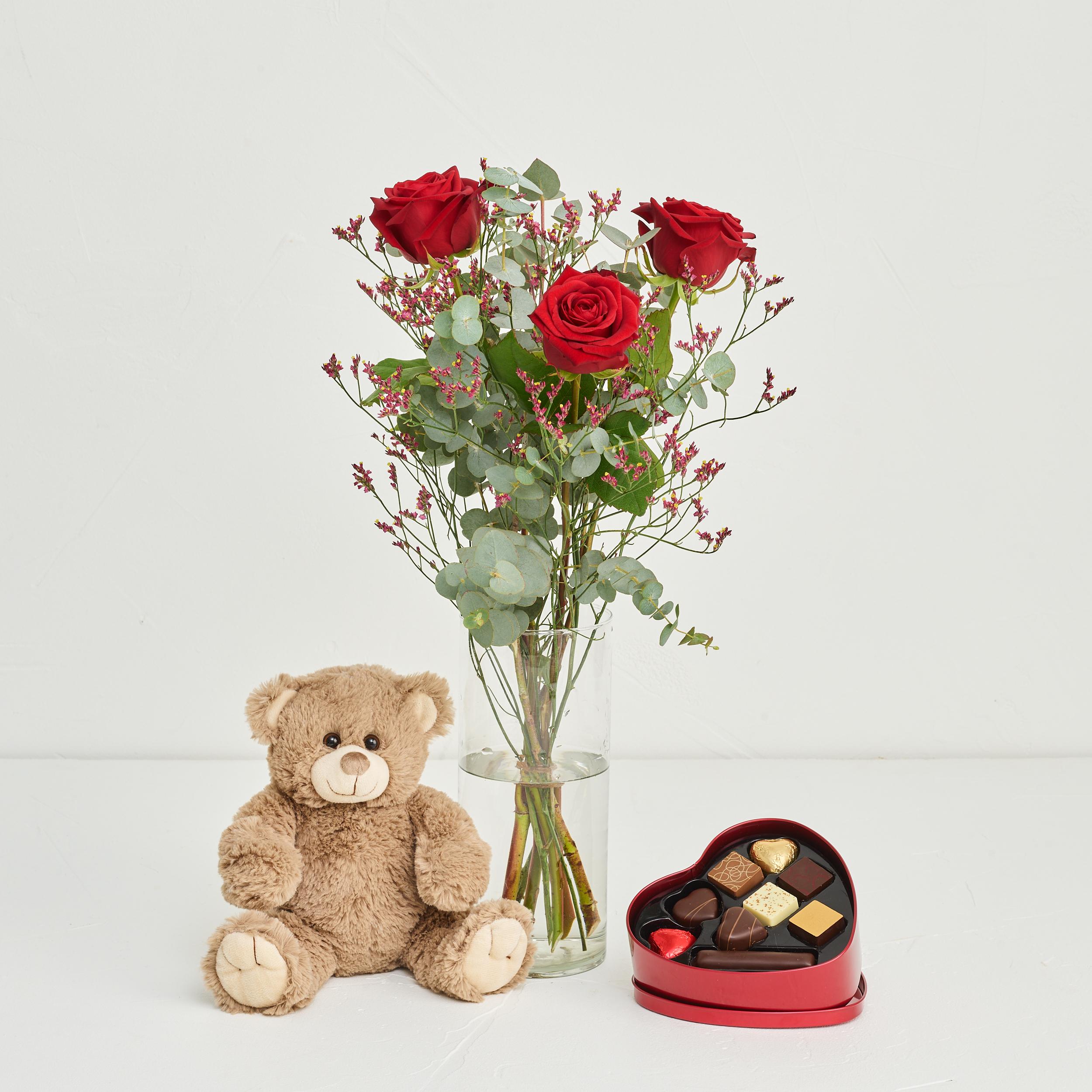 Den søde valentinsbuket - røde roser med hjerte med chokolade og bobo