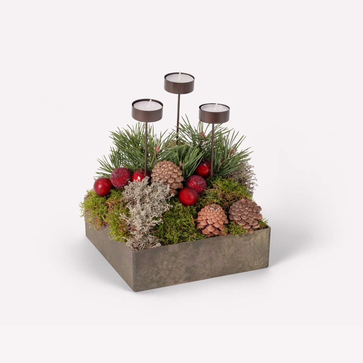 Floristens valg - juledekoration i røde nuancer med fyrfadslys