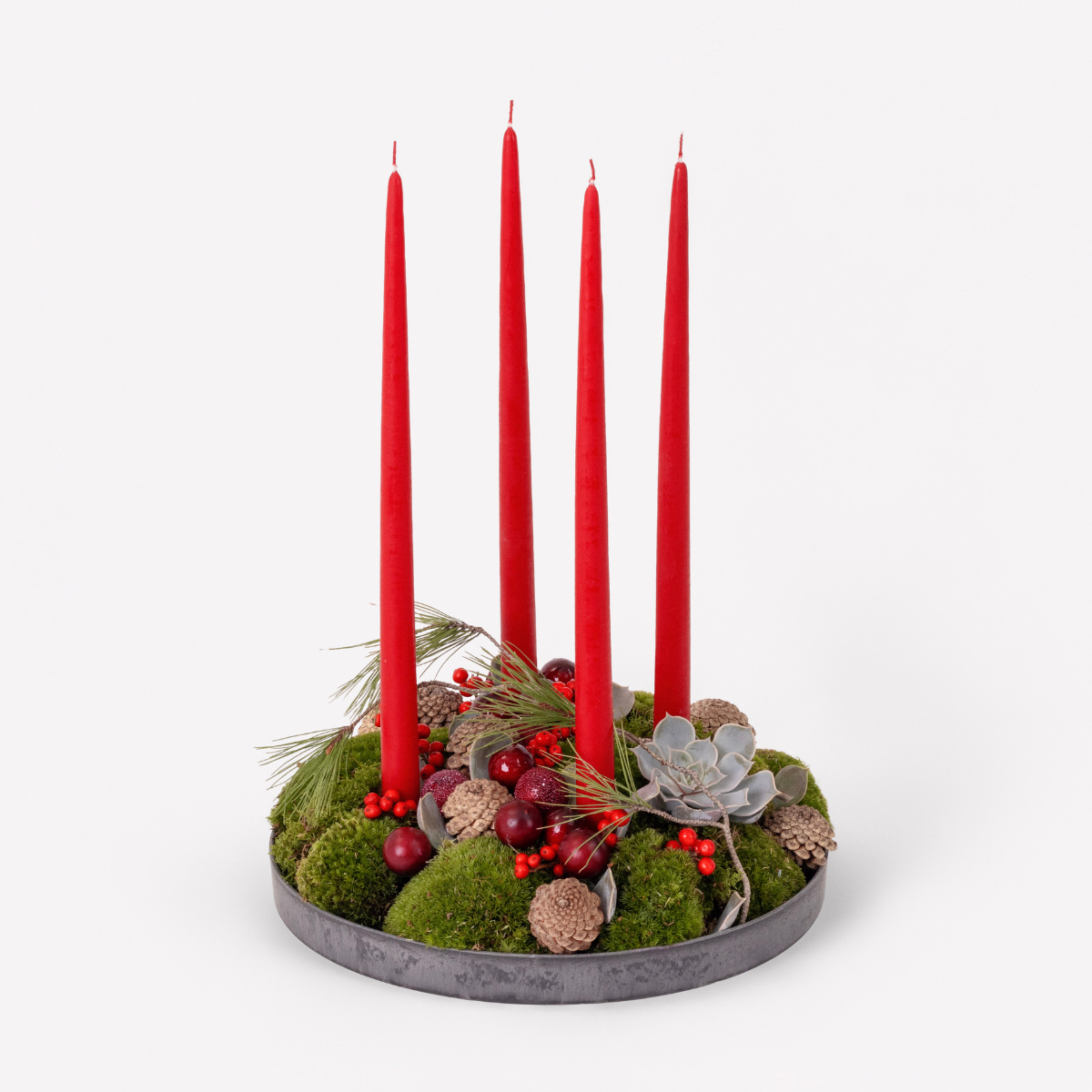 Klassisk adventsdekoration med stagelys