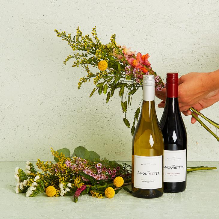 Floristens kreative buket (høj) med 2 fl. vin