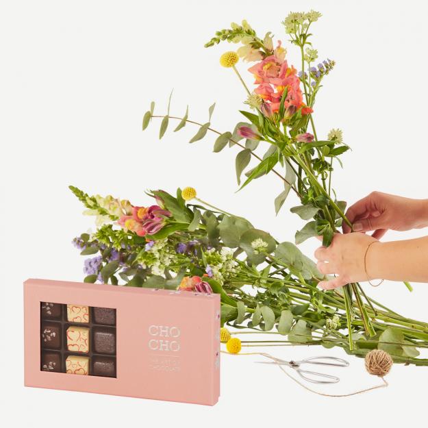 Høj smuk buket (Floristens kreative valg) med Cho Cho (18 stk.)
