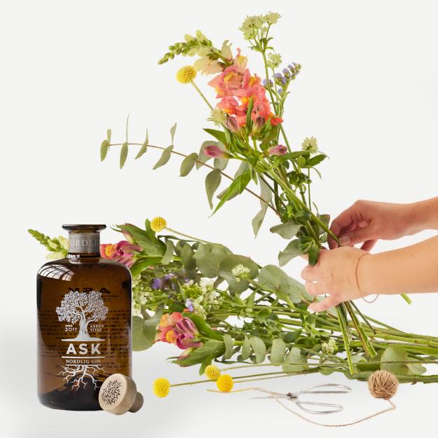 Høj buket med ASK Nordlig Gin (Floristens kreative valg)