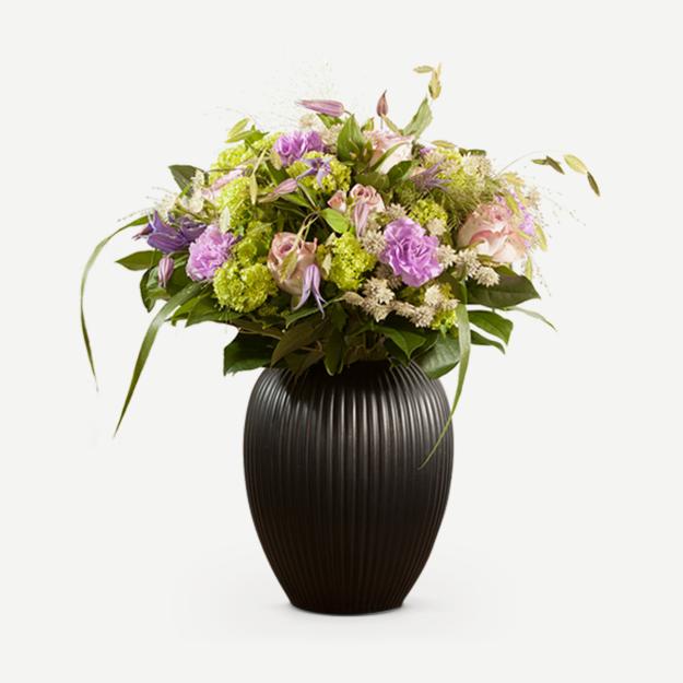 Vase 4767 sort, med buket, 23 cm