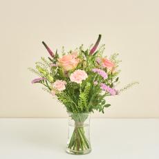 Floristens kreative buket i lyserøde nuancer