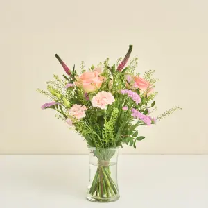 Floristens kreative buket i lyserøde nuancer